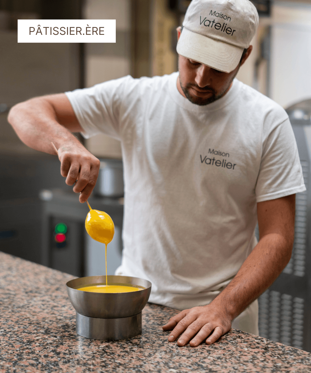Un pâtissier de la Maison Vatelier préparant une crème jaune dans un bol.