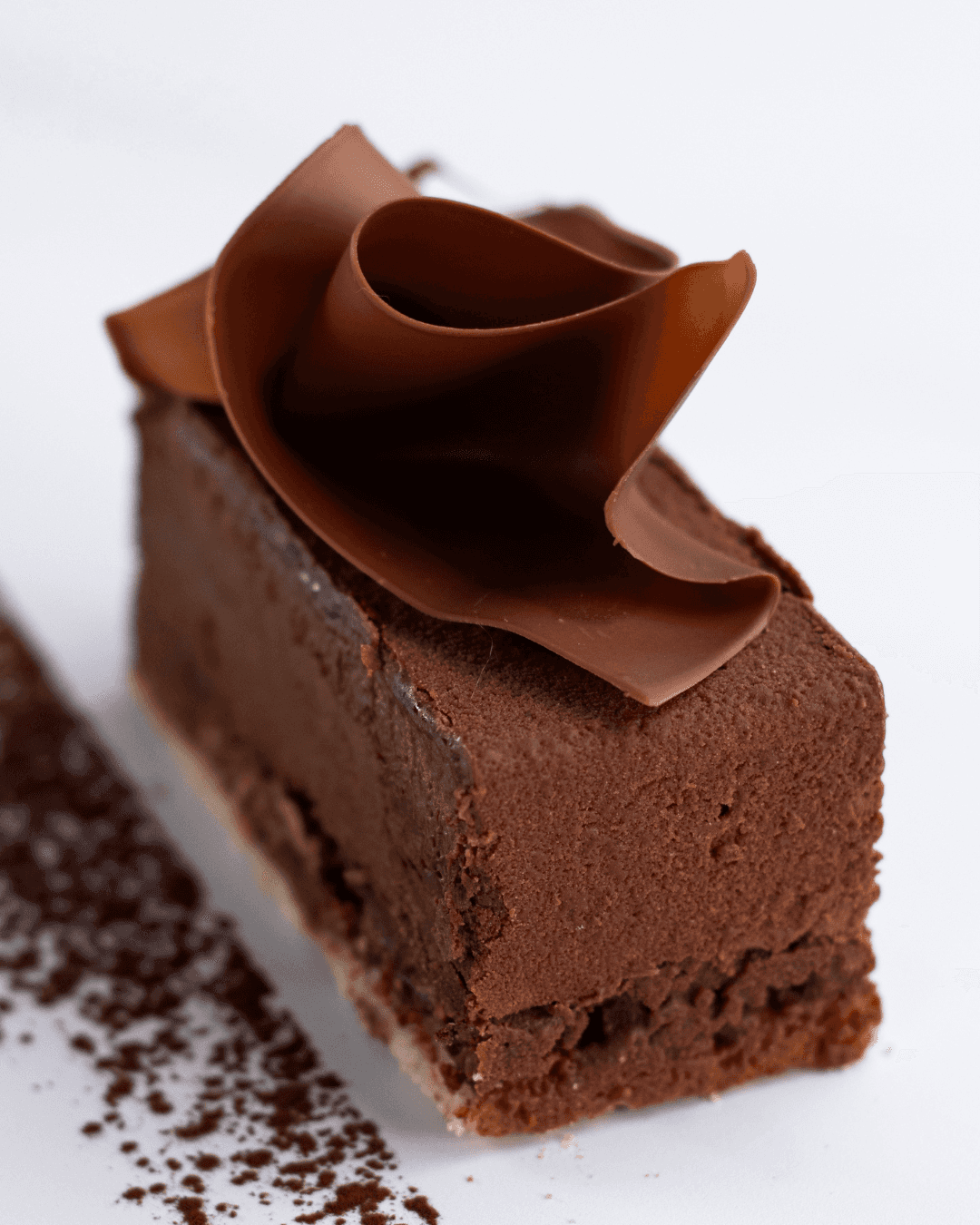 Gâteau Royal au chocolat Maison Vatelier avec décoration en chocolat sculpté