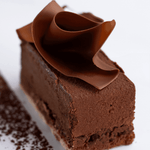 Gâteau Royal au chocolat Maison Vatelier avec décoration en chocolat sculpté