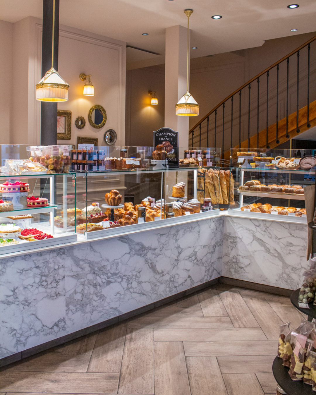 Vitrine de pâtisseries et boulangeries artisanales avec comptoir en marbre blanc.