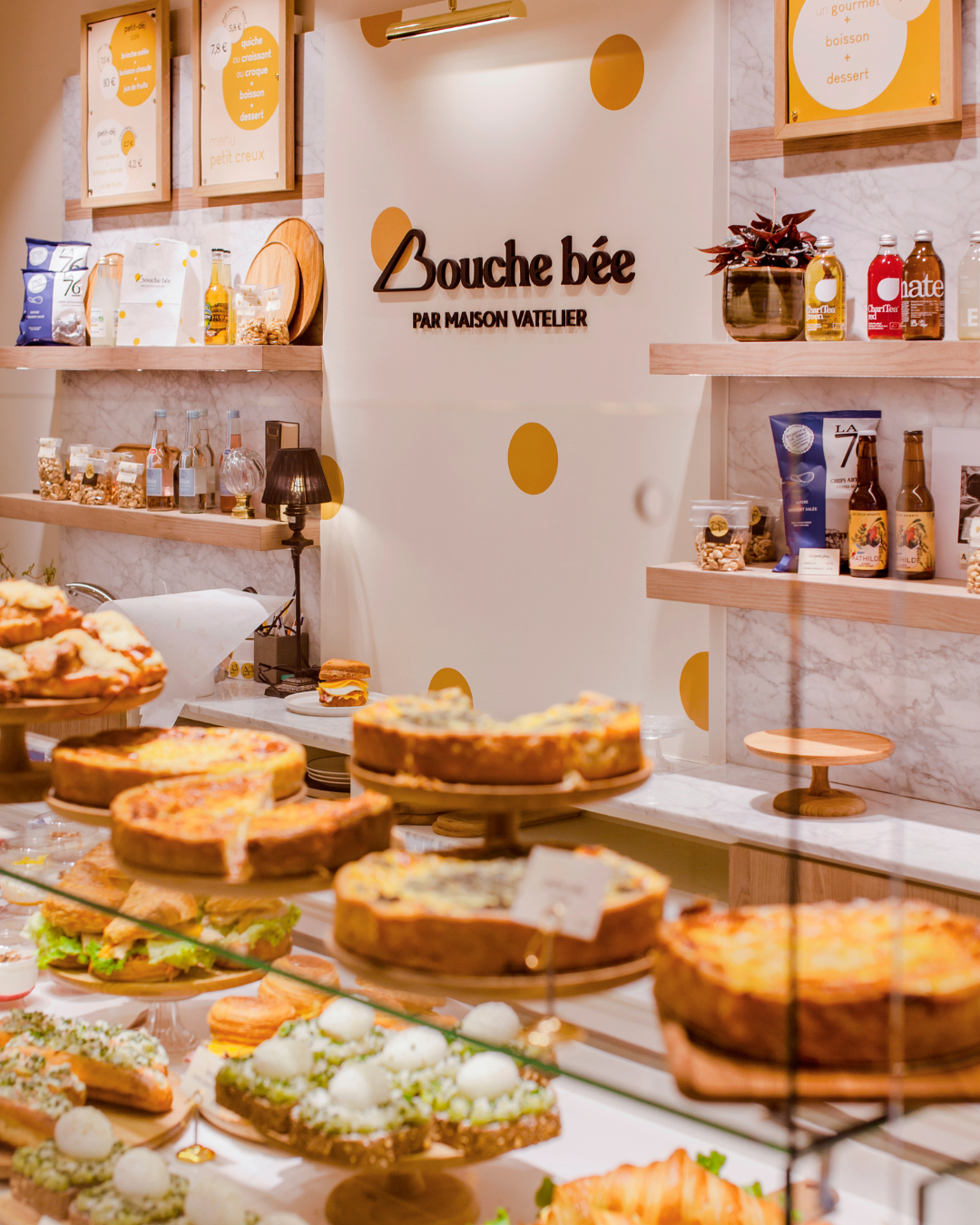 Vitrine de pâtisserie artisanale avec tartes salées et sucrées chez Bouche bée.