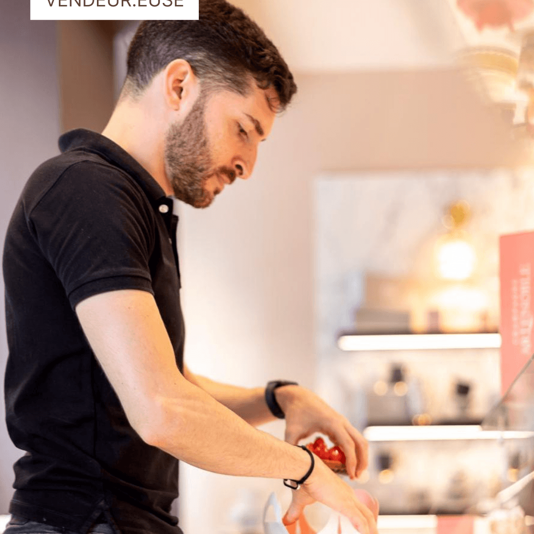 Vendeur en boutique préparant une commande avec soin.