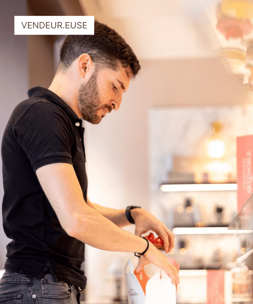 Vendeur en boutique préparant une commande avec soin.