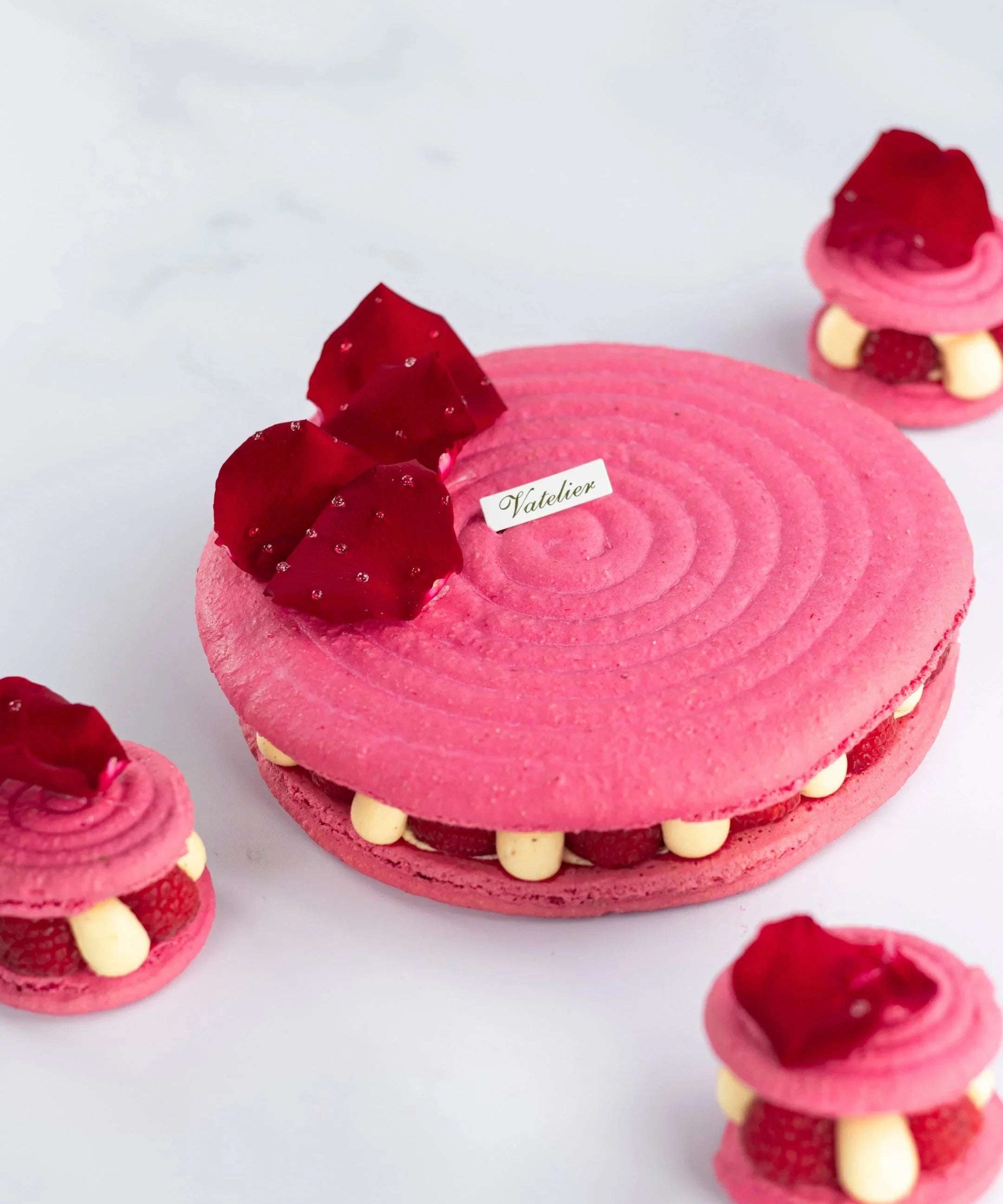 Macaron Farandole rose Maison Vatelier avec framboises et gelée rouge