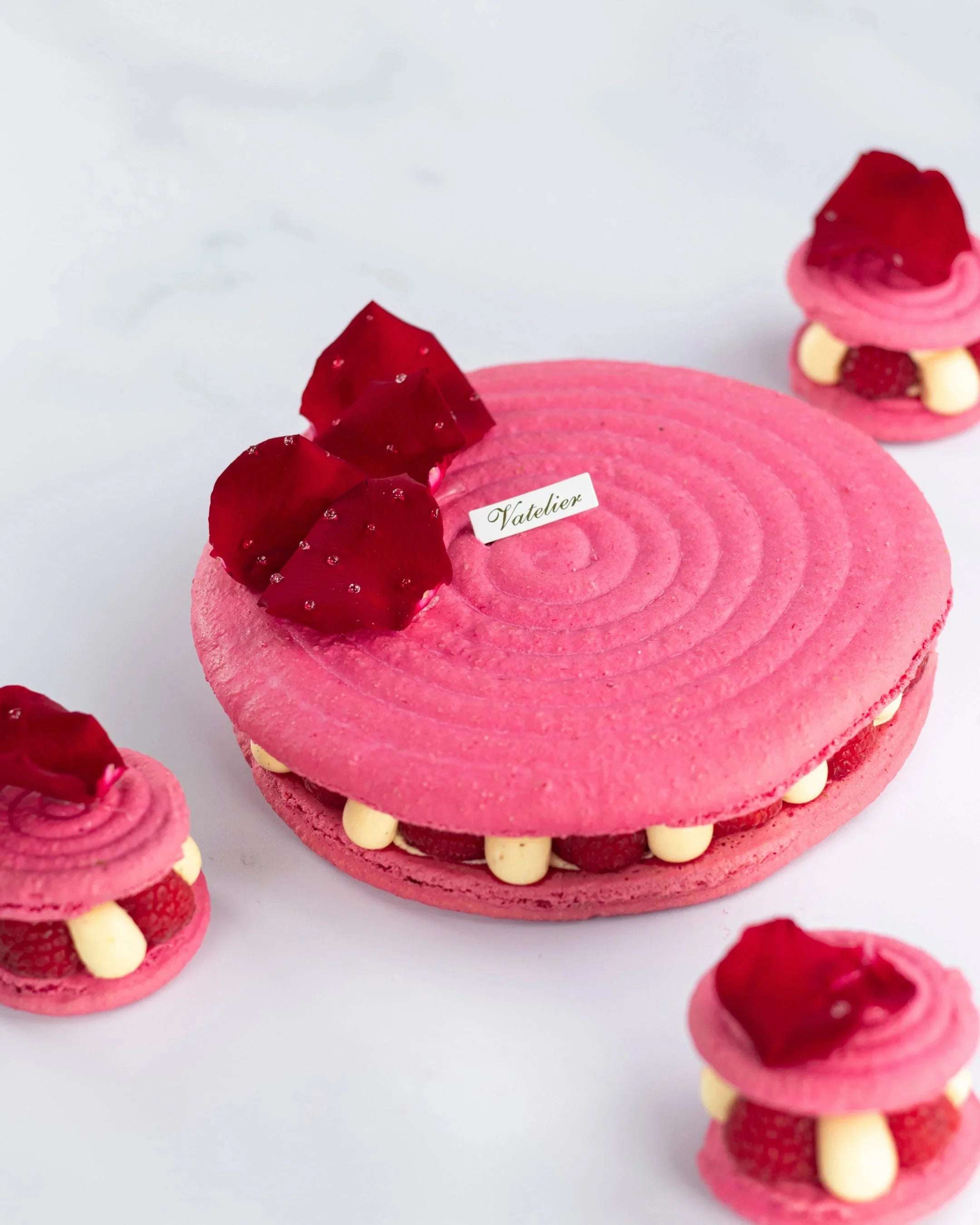 Macaron Farandole rose Maison Vatelier avec framboises et gelée rouge