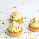 Trois mignardises Pure Pistache de Maison Vatelier avec crème et éclats de pistaches.