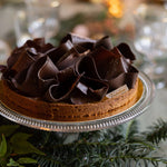 Tarte au caramel beurre salé Maison Vatelier avec décorations en chocolat noir
