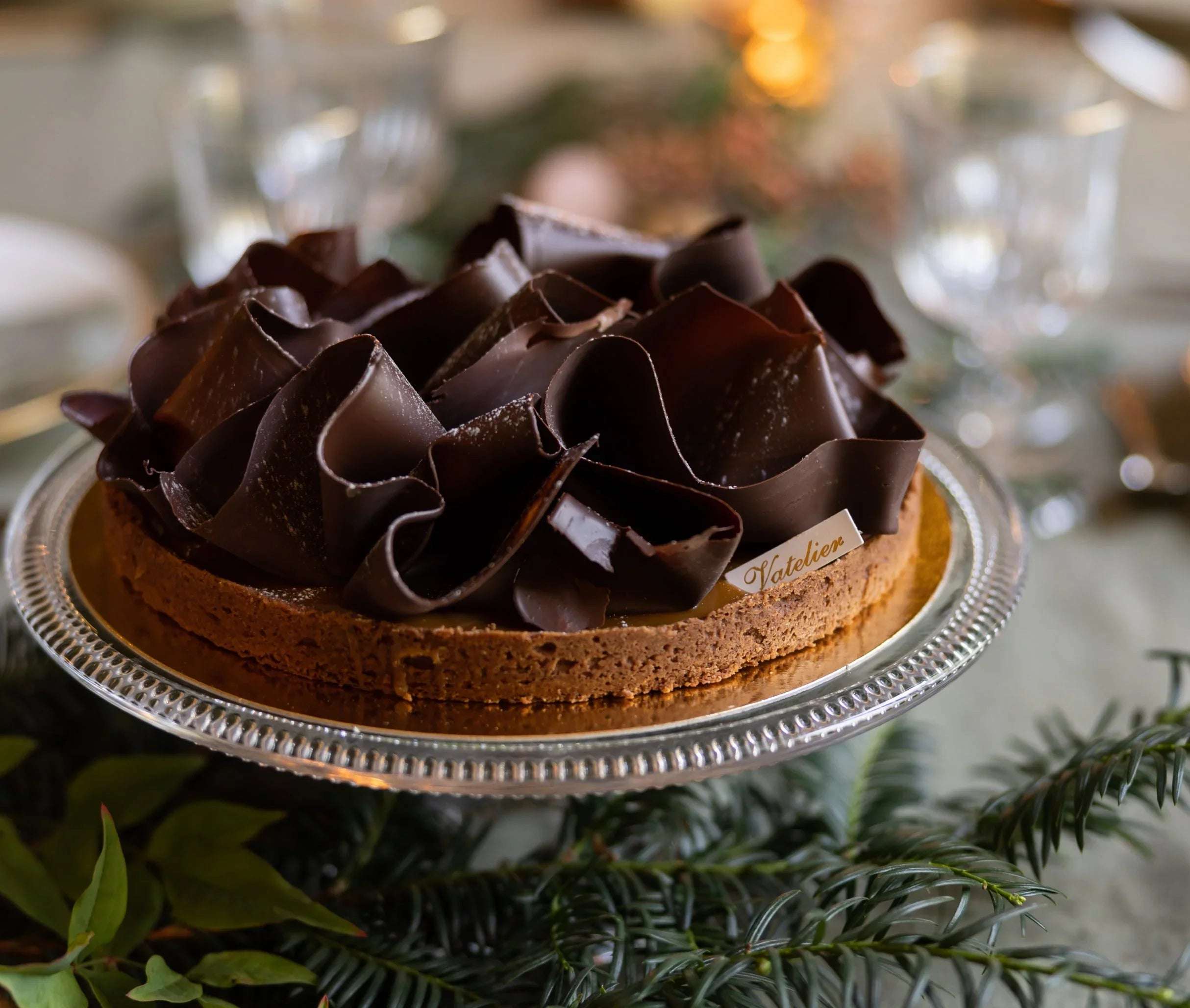 Tarte au caramel beurre salé Maison Vatelier avec décorations en chocolat noir