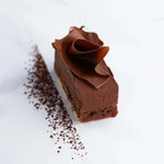 Gâteau Royal au chocolat Maison Vatelier avec copeaux de chocolat sur fond blanc