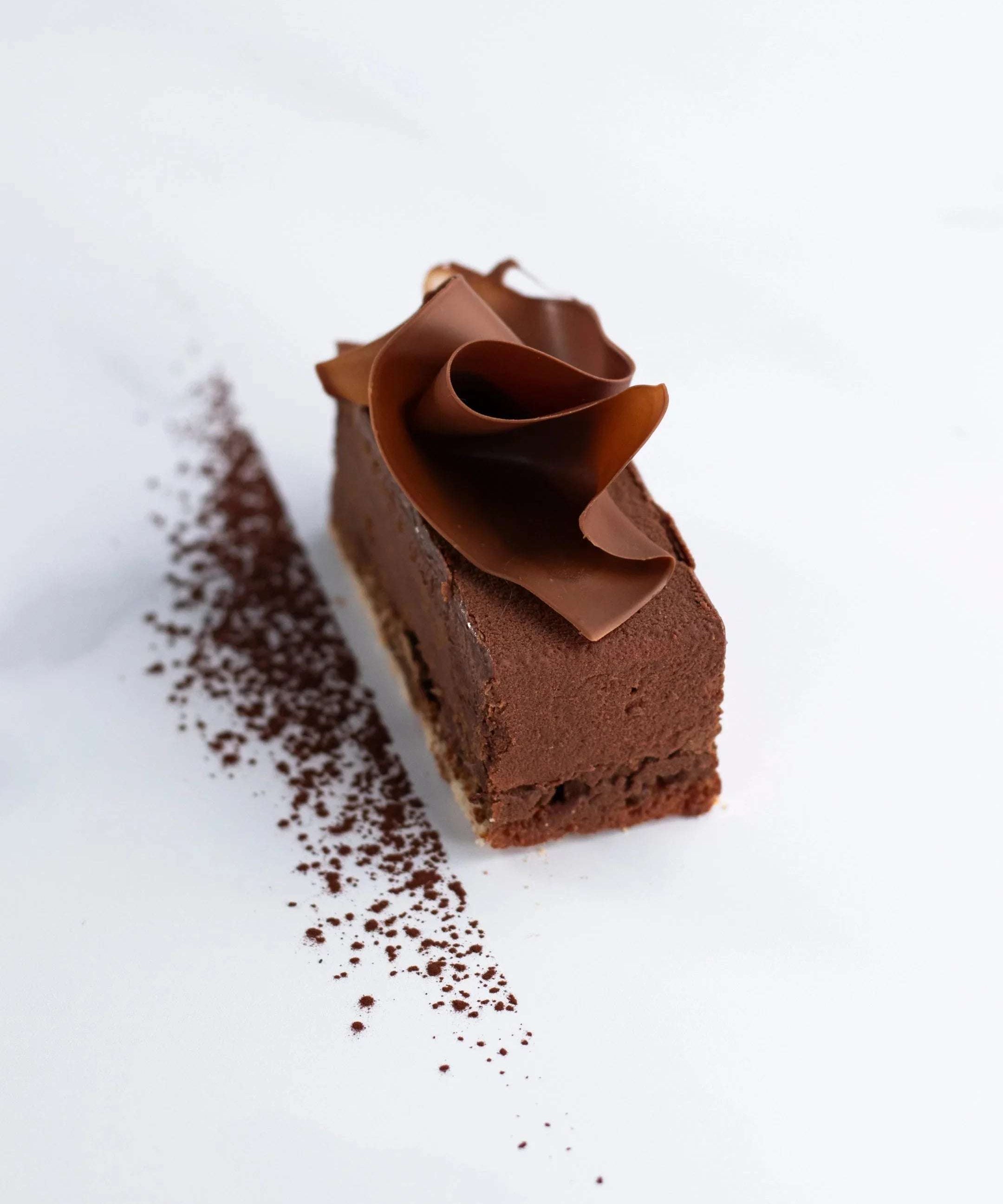 Gâteau Royal au chocolat Maison Vatelier avec copeaux de chocolat sur fond blanc