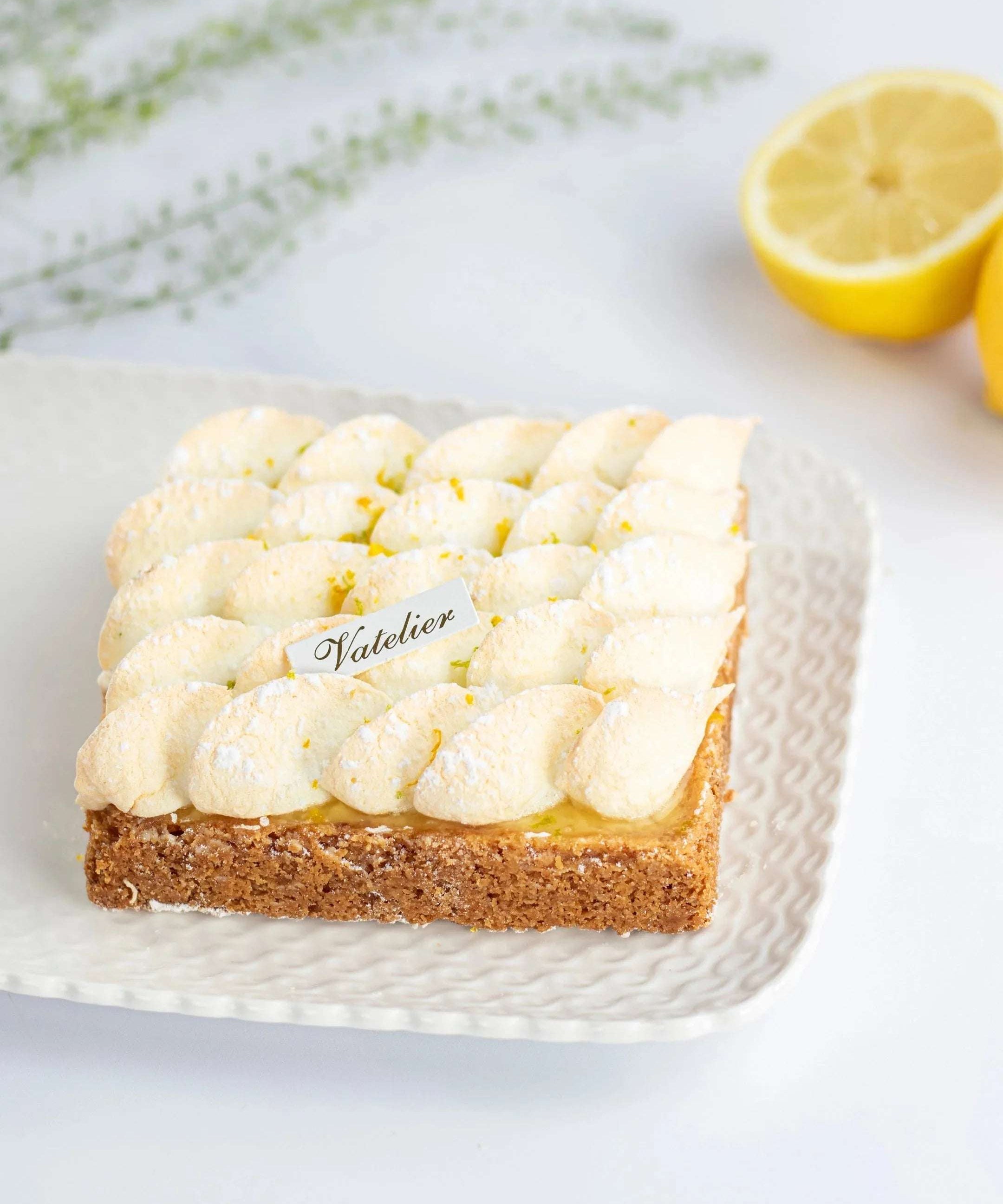 Tarte citron meringuée Maison Vatelier avec meringue italienne pochée et zestes de citron.