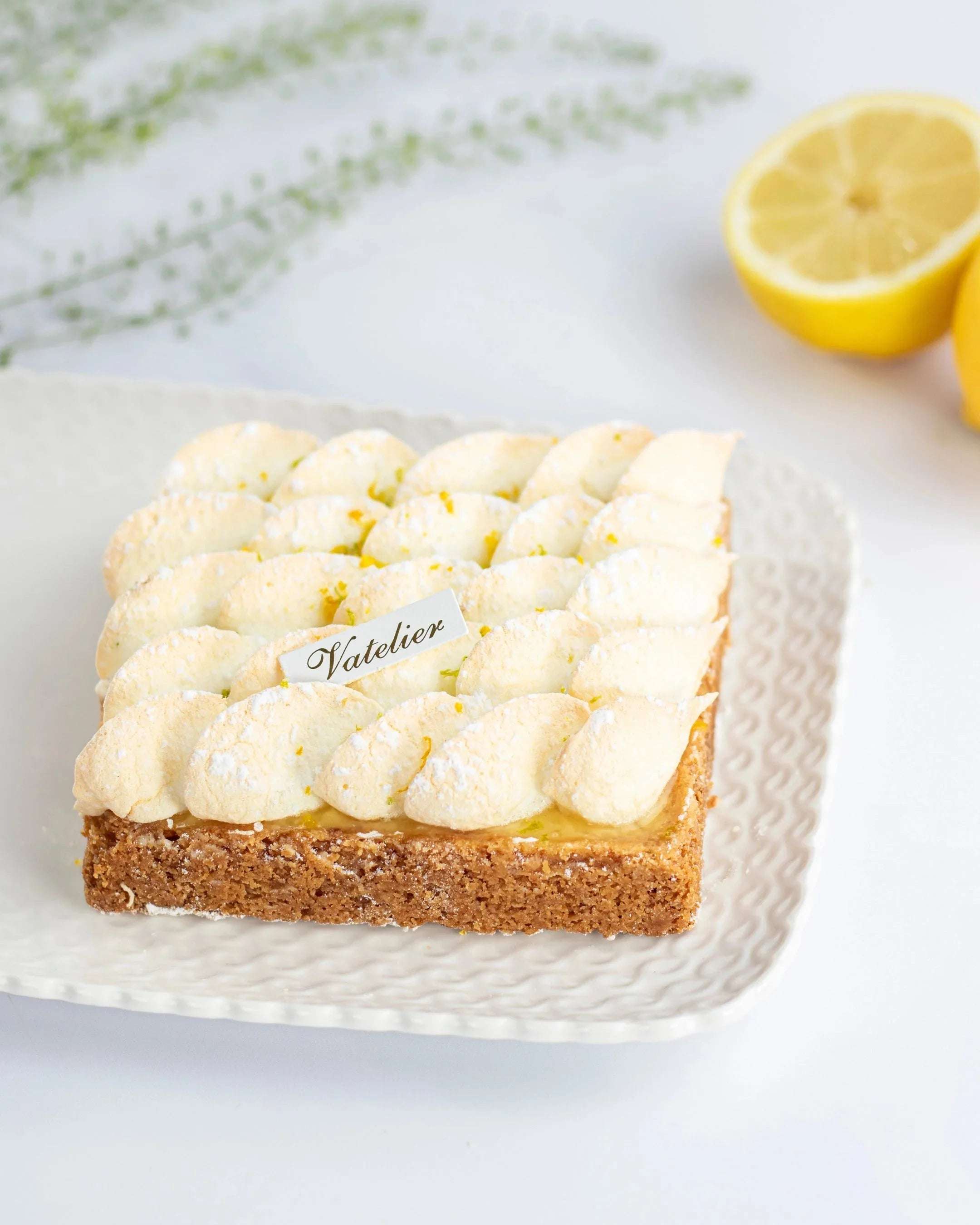 Tarte citron meringuée Maison Vatelier avec meringue italienne pochée et zestes de citron.