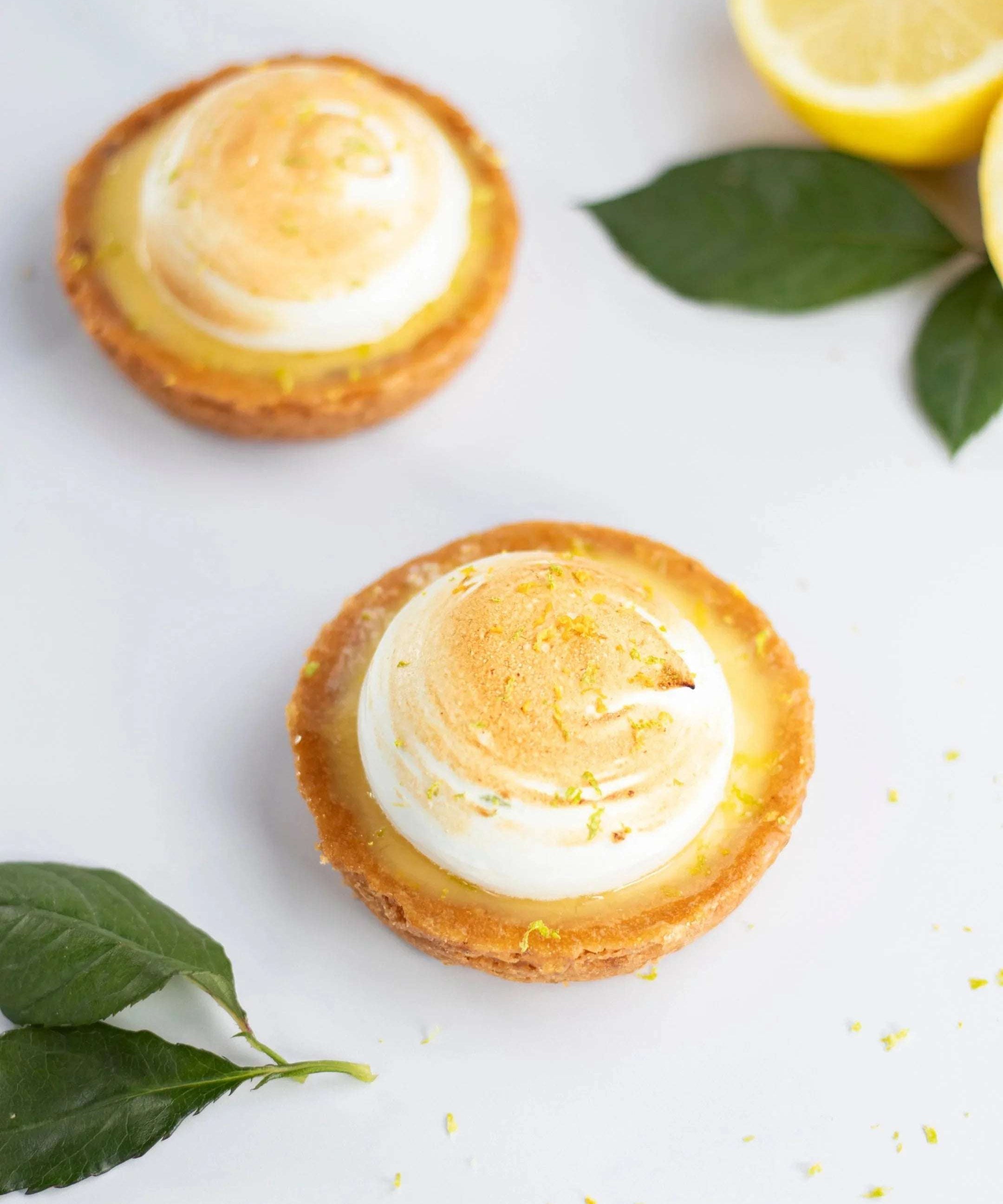 Tarte citron meringuée Maison Vatelier avec meringue italienne et zestes de citron.