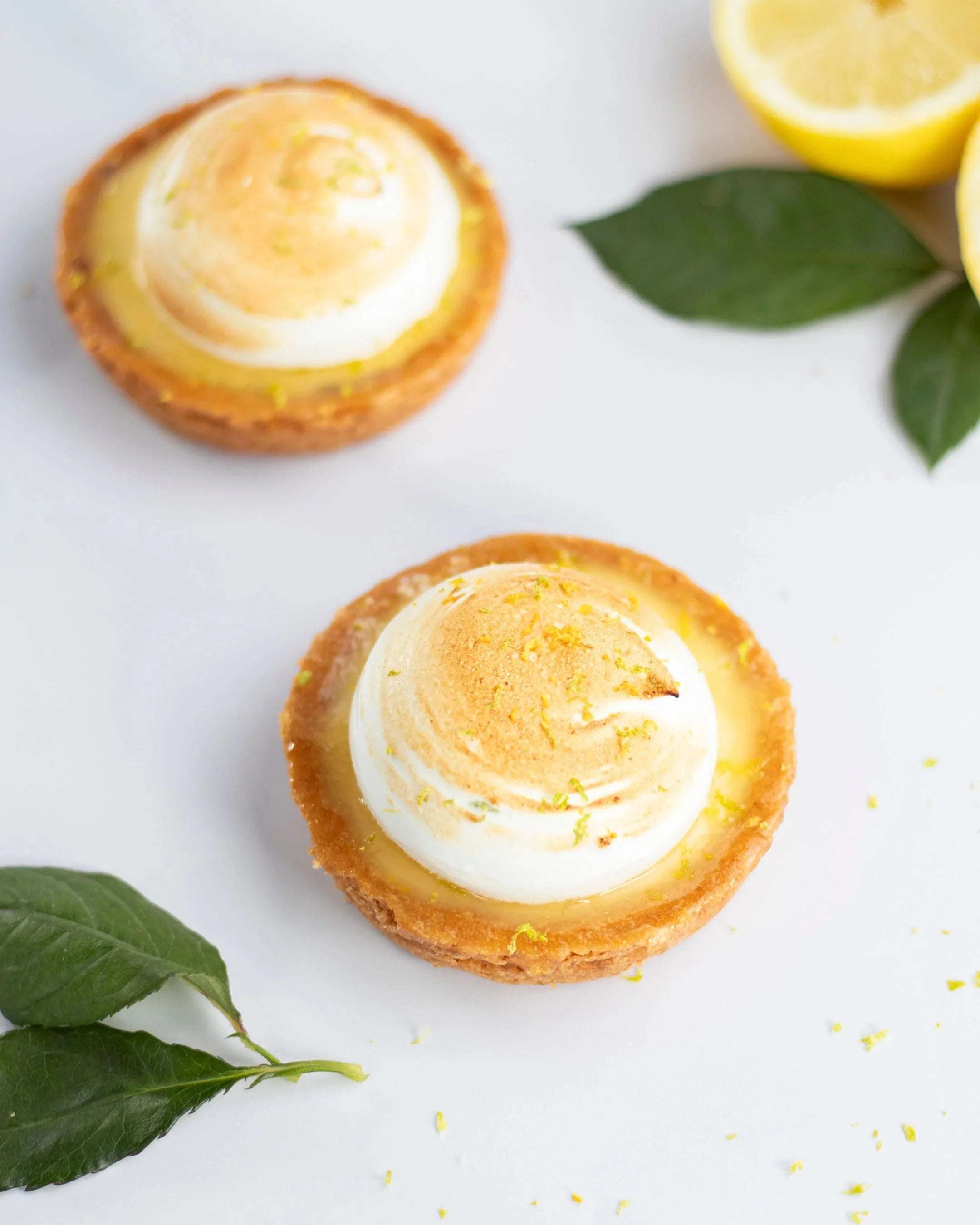 Tarte citron meringuée Maison Vatelier avec meringue italienne et zestes de citron.