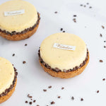 Tarte Roma de Maison Vatelier avec garniture crémeuse et éclats de chocolat.
