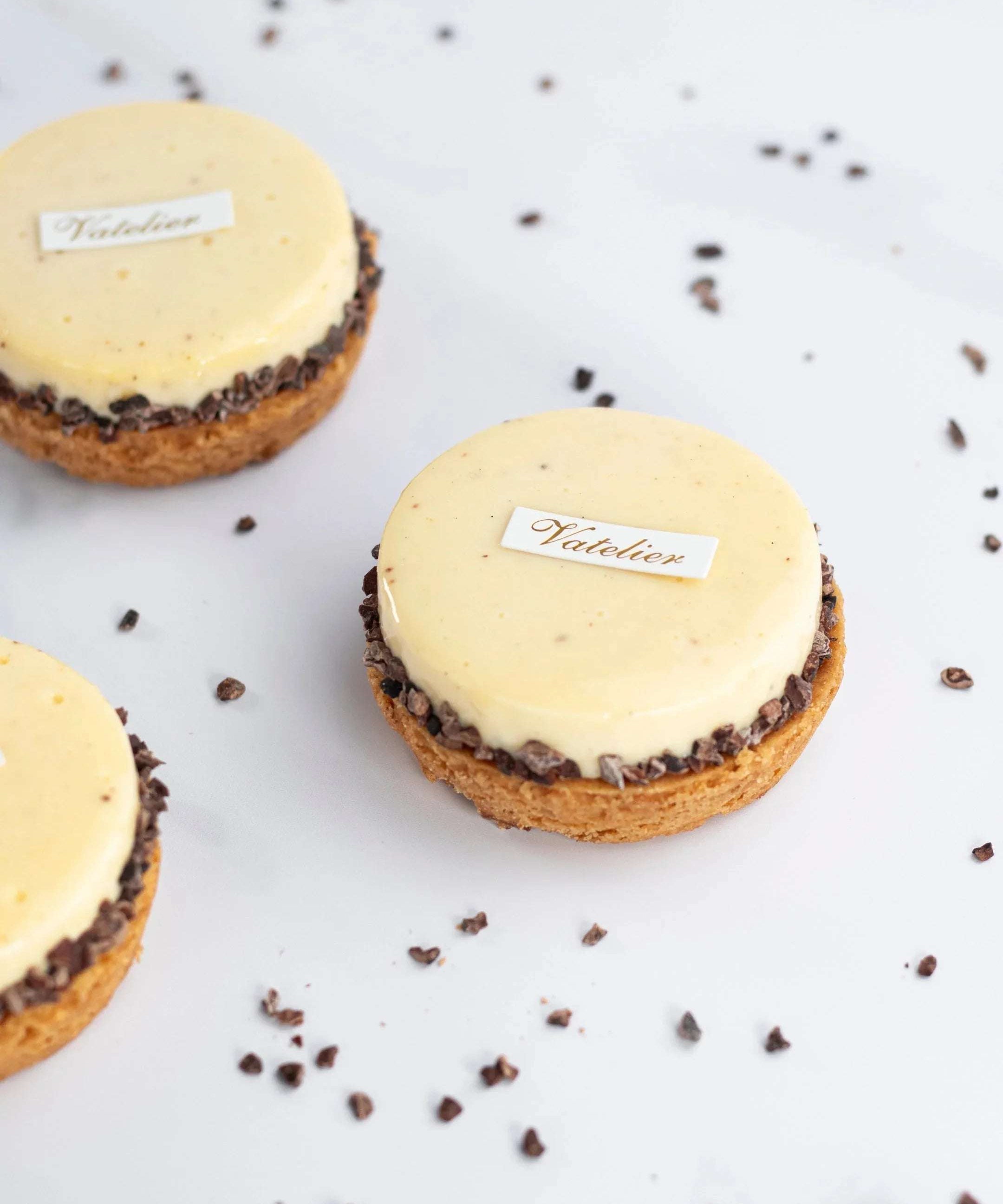 Tarte Roma de Maison Vatelier avec garniture crémeuse et éclats de chocolat.