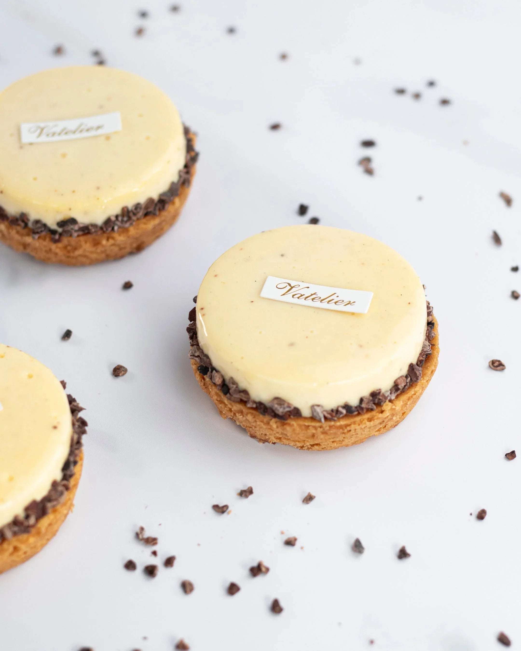 Tarte Roma de Maison Vatelier avec garniture crémeuse et éclats de chocolat.