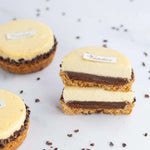 Tarte Roma de Maison Vatelier avec couches de chocolat et crème sur fond blanc.