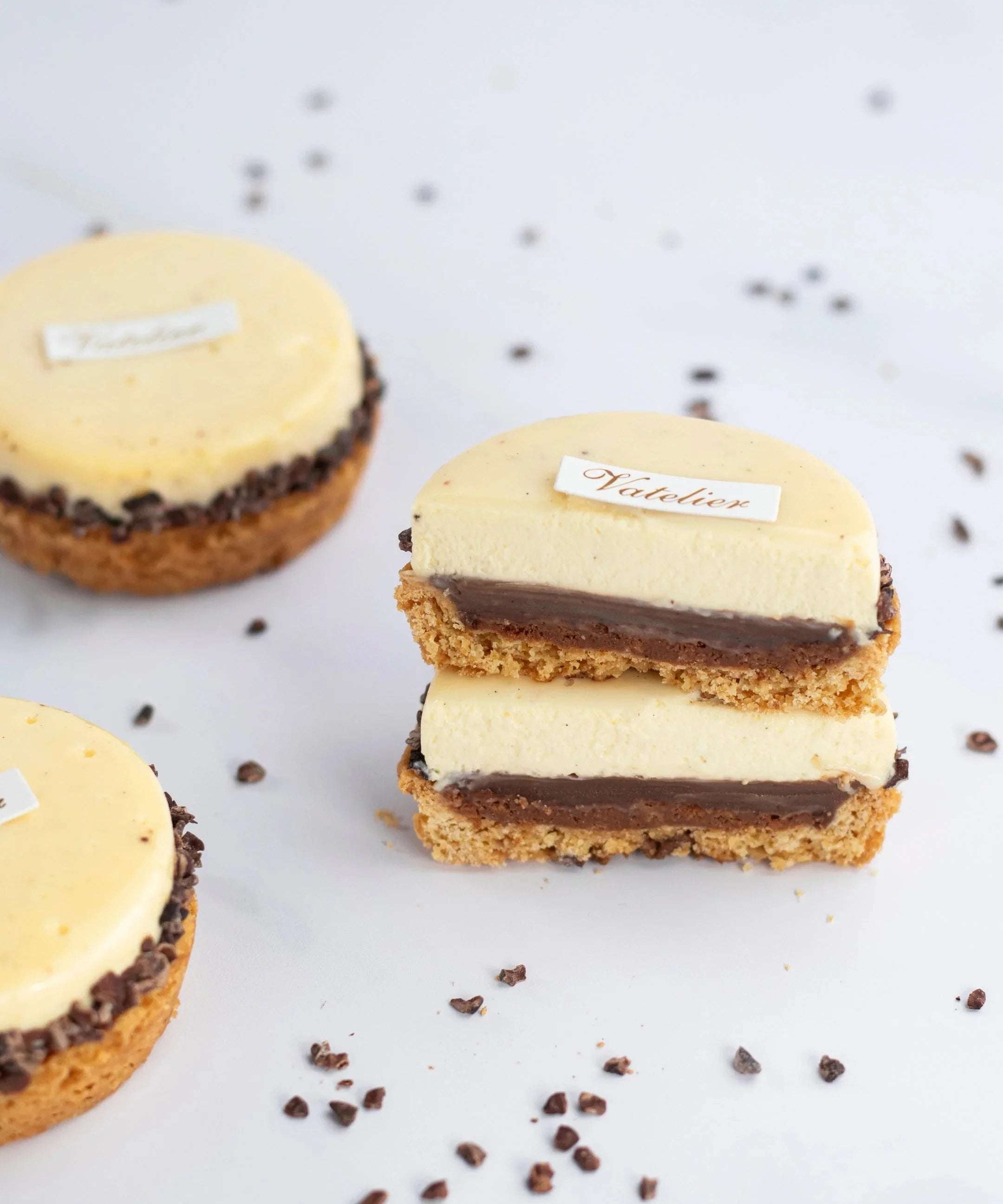 Tarte Roma de Maison Vatelier avec couches de chocolat et crème sur fond blanc.