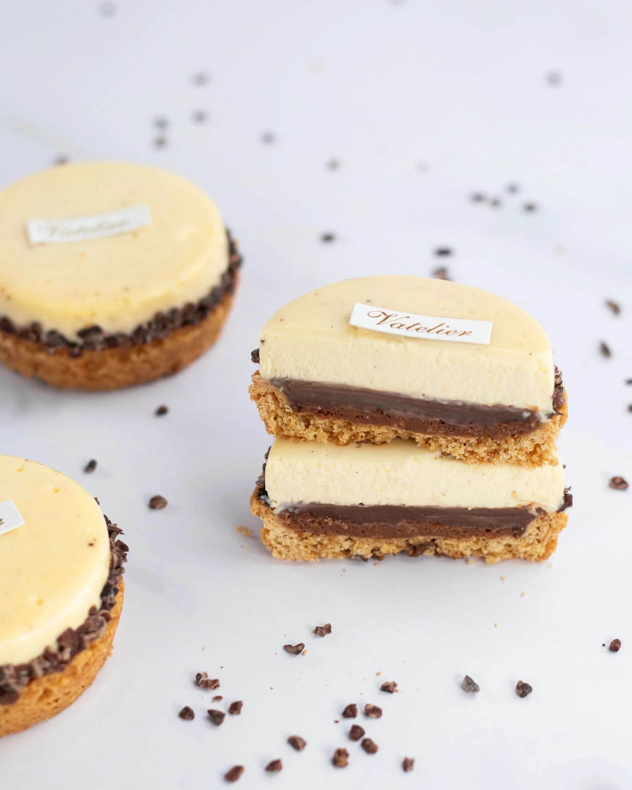 Tarte Roma de Maison Vatelier avec couches de chocolat et crème sur fond blanc.