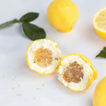Pâtisserie au citron Maison Vatelier coupée en deux révélant un cœur gourmand.