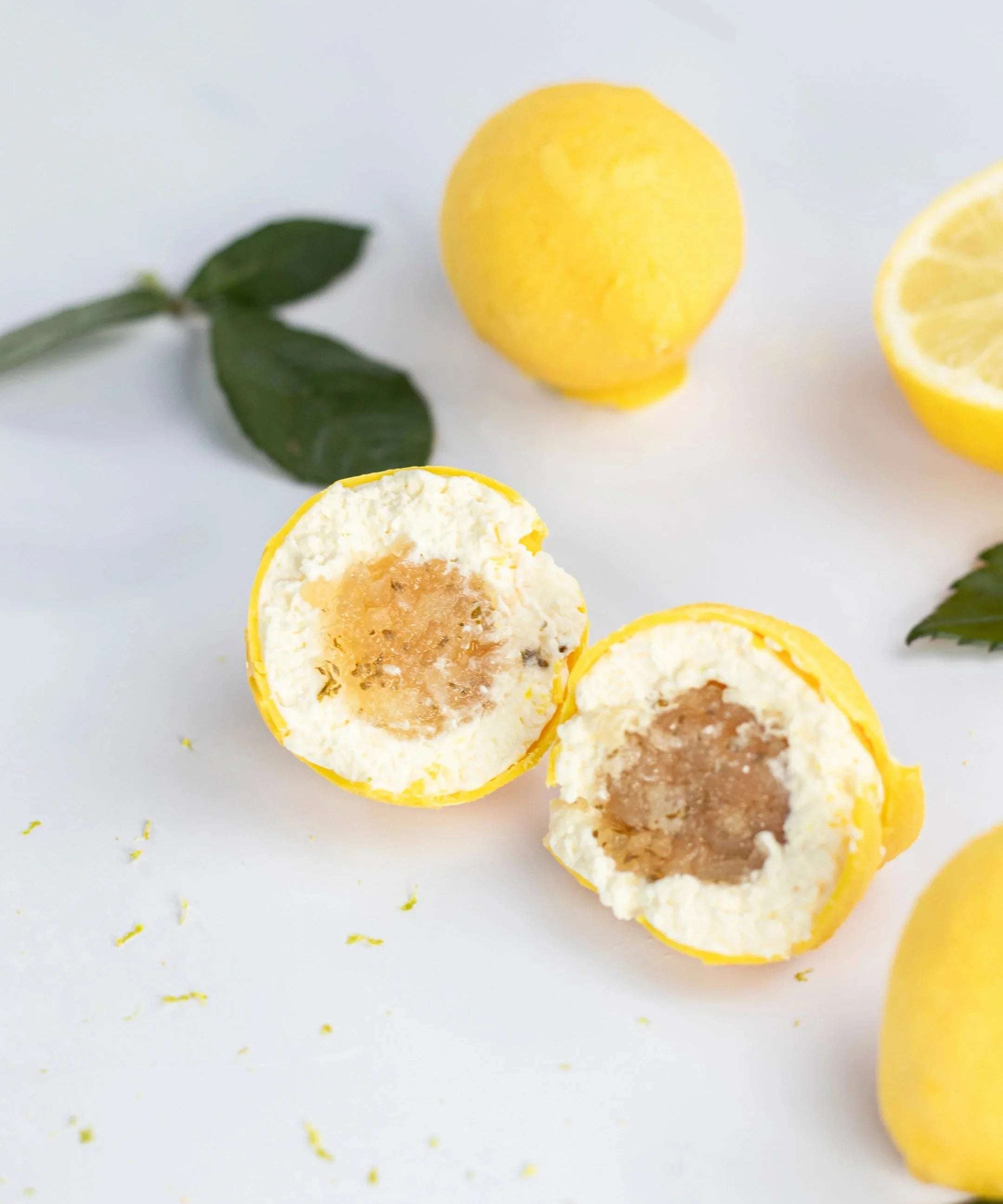 Pâtisserie au citron Maison Vatelier coupée en deux révélant un cœur gourmand.