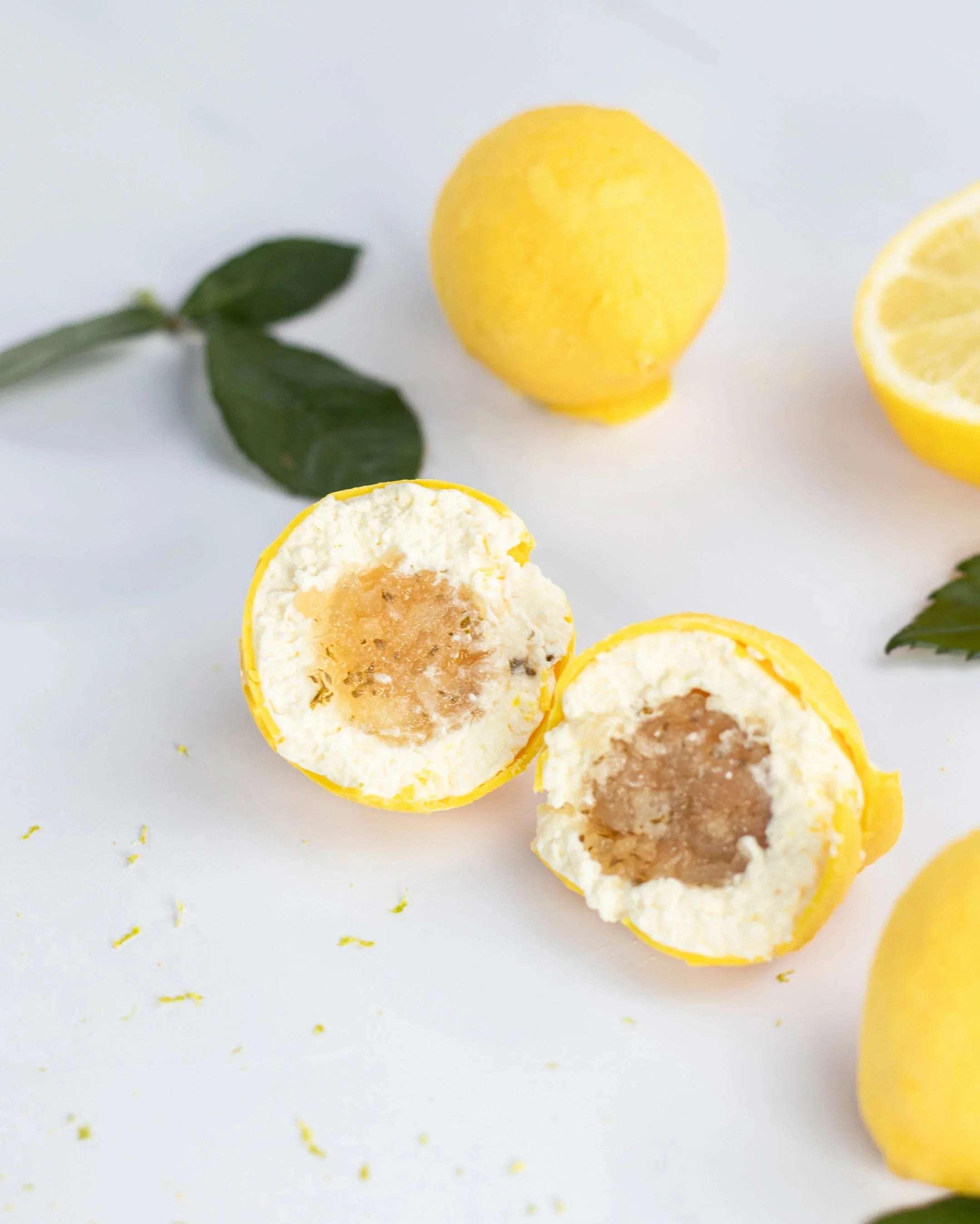 Pâtisserie au citron Maison Vatelier coupée en deux révélant un cœur gourmand.