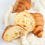 Croissants Maison Vatelier dorés et feuilletés, coupés pour montrer l'alvéolage.