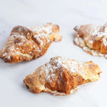 Trois pains au chocolat amande Maison Vatelier saupoudrés de sucre glace.
