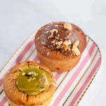 Assortiment de financiers Maison Vatelier, dont un financier praliné au chocolat et noisettes.
