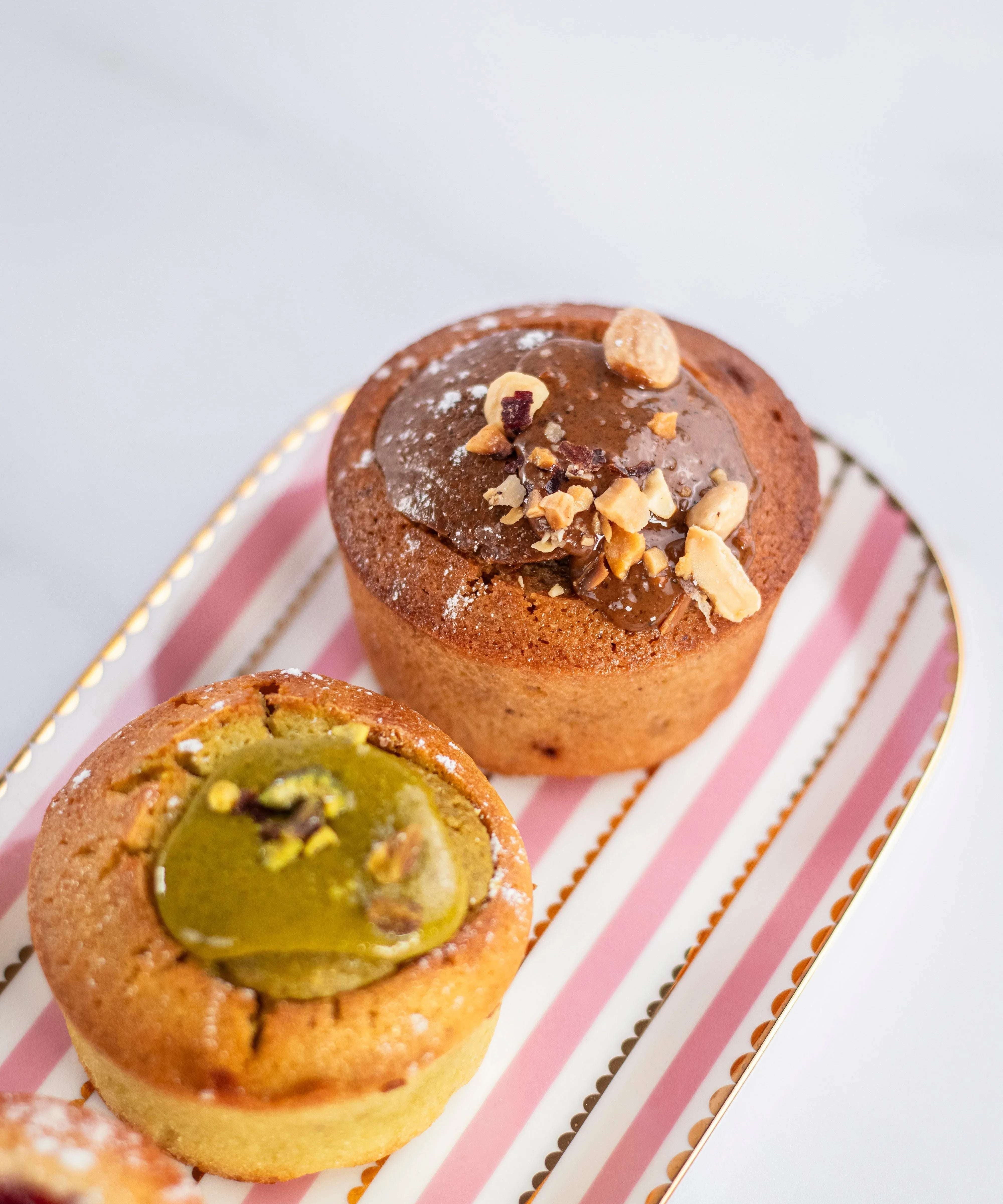 Assortiment de financiers Maison Vatelier, dont un financier praliné au chocolat et noisettes.