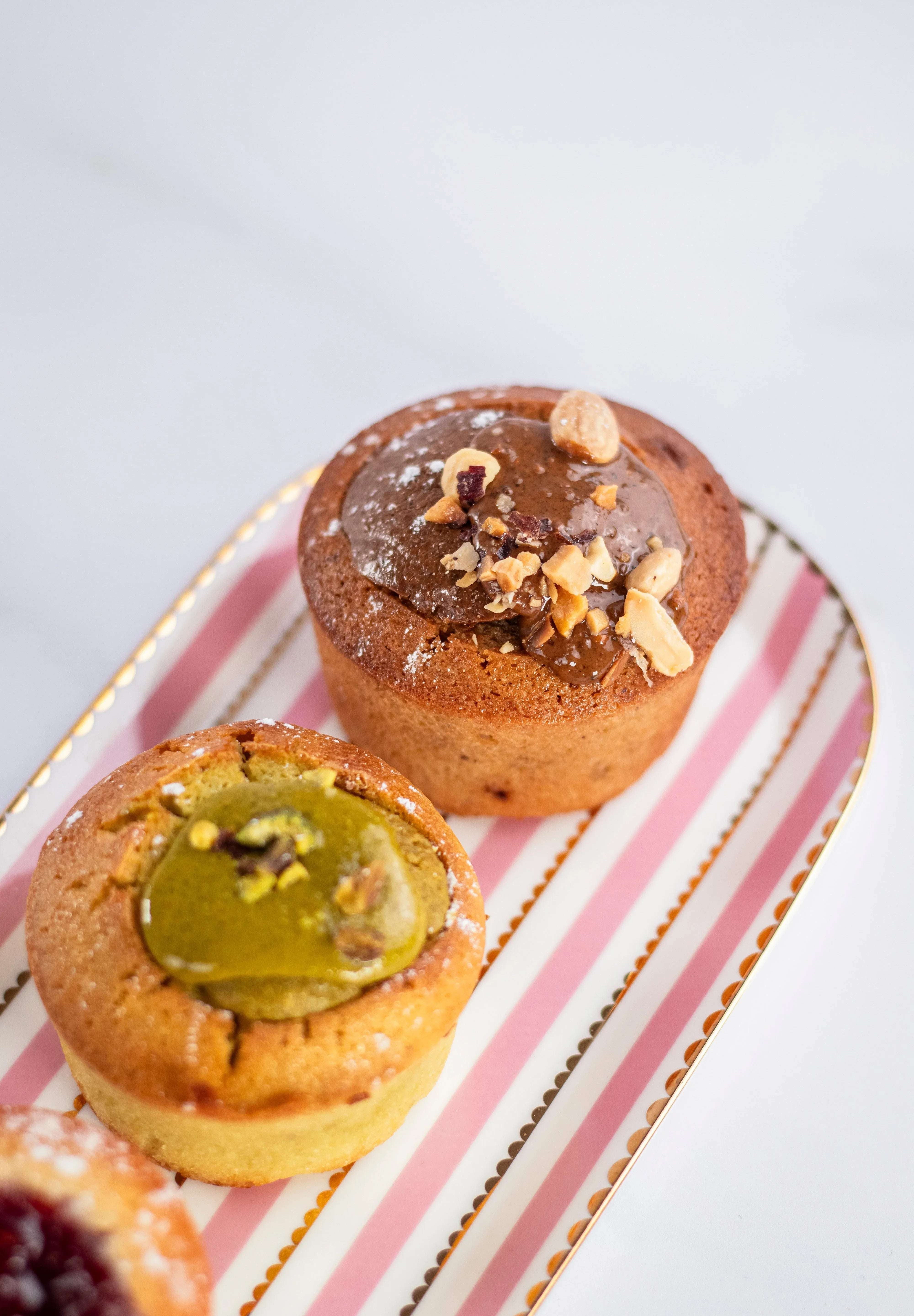 Assortiment de financiers Maison Vatelier, dont un financier praliné au chocolat et noisettes.
