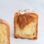 Vue en coupe d'une Briochette Feuilletée au caramel Maison Vatelier, saupoudrée de sucre glace.
