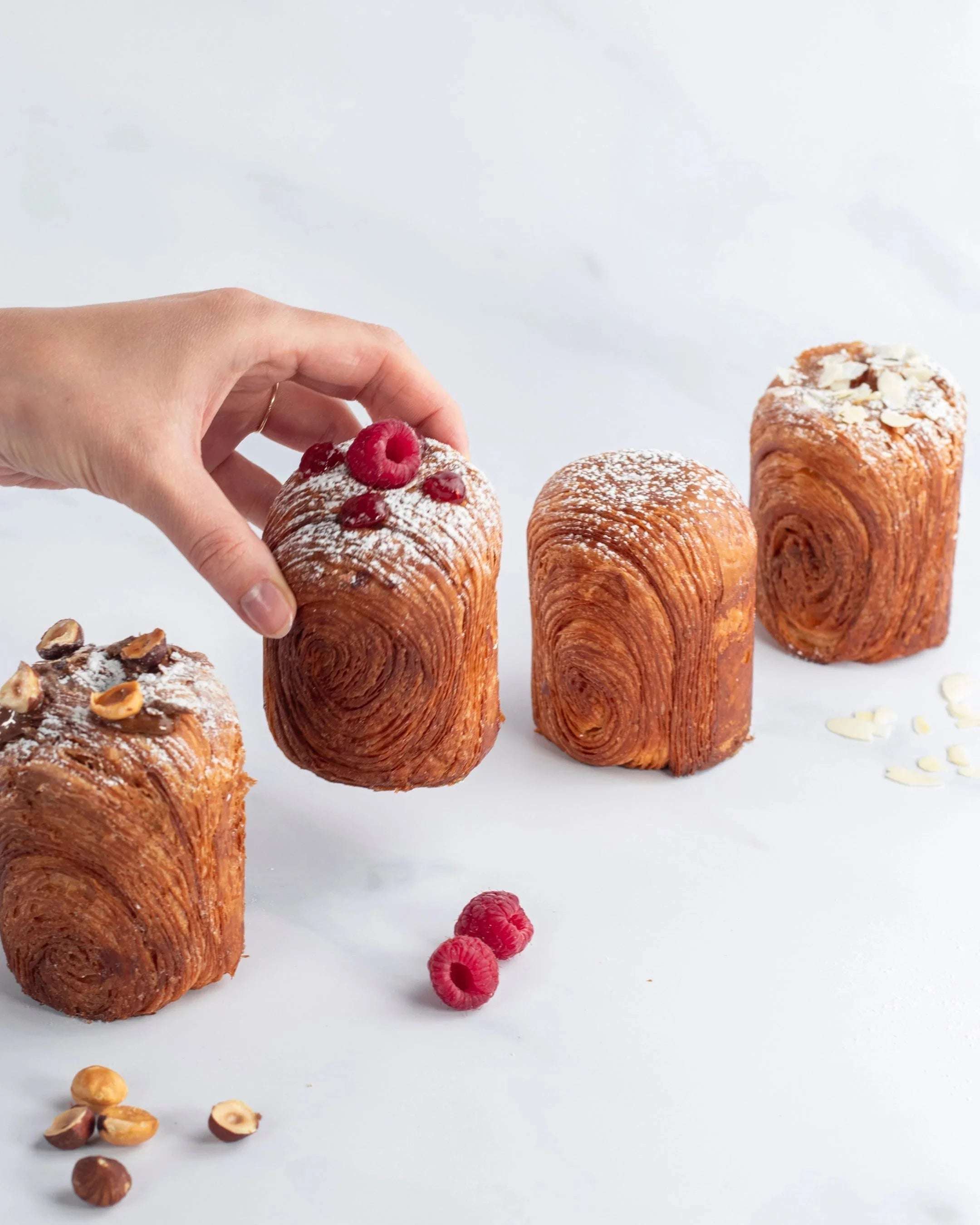 Assortiment de briochettes feuilletées Maison Vatelier aux framboises, noisettes et amandes.