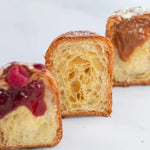 Gros plan de briochettes feuilletées Maison Vatelier, nature, framboise et caramel.