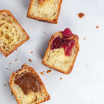 Tranches de Briochette Feuilletée Maison Vatelier nature, chocolat, caramel et framboise.