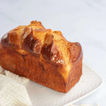 Brioche Longue Maison Vatelier dorée et moelleuse sur une assiette blanche