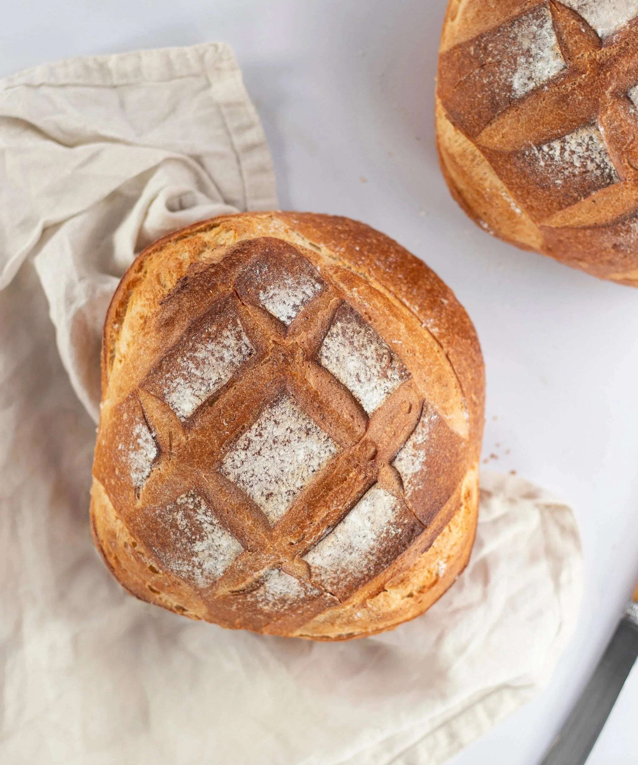 Boule Blanche Maison Vatelier, pain artisanal doré avec scarification en croisillons.
