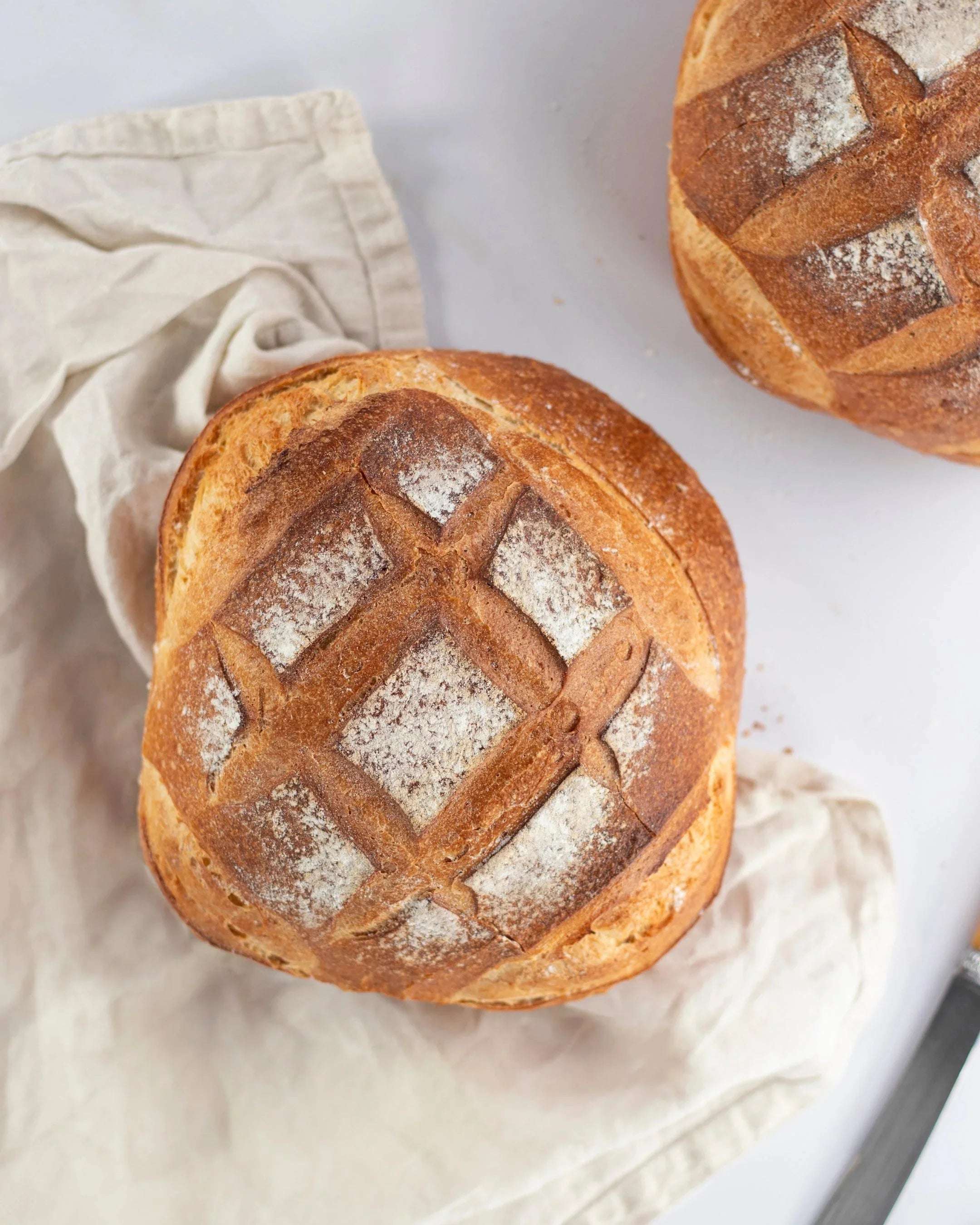 Boule Blanche Maison Vatelier, pain artisanal doré avec scarification en croisillons.