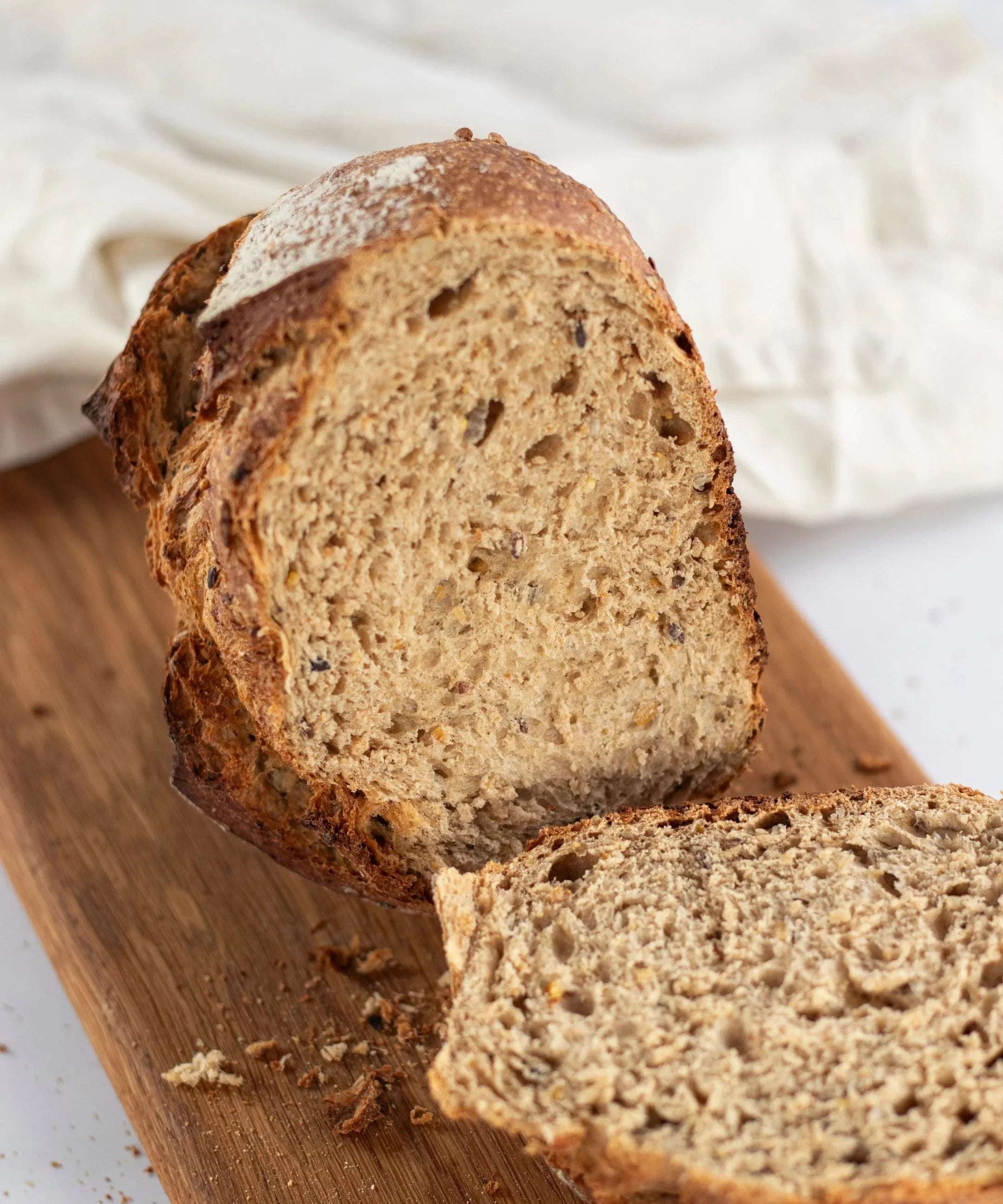 Pain Bûcheron Maison Vatelier coupé en tranches sur une planche en bois