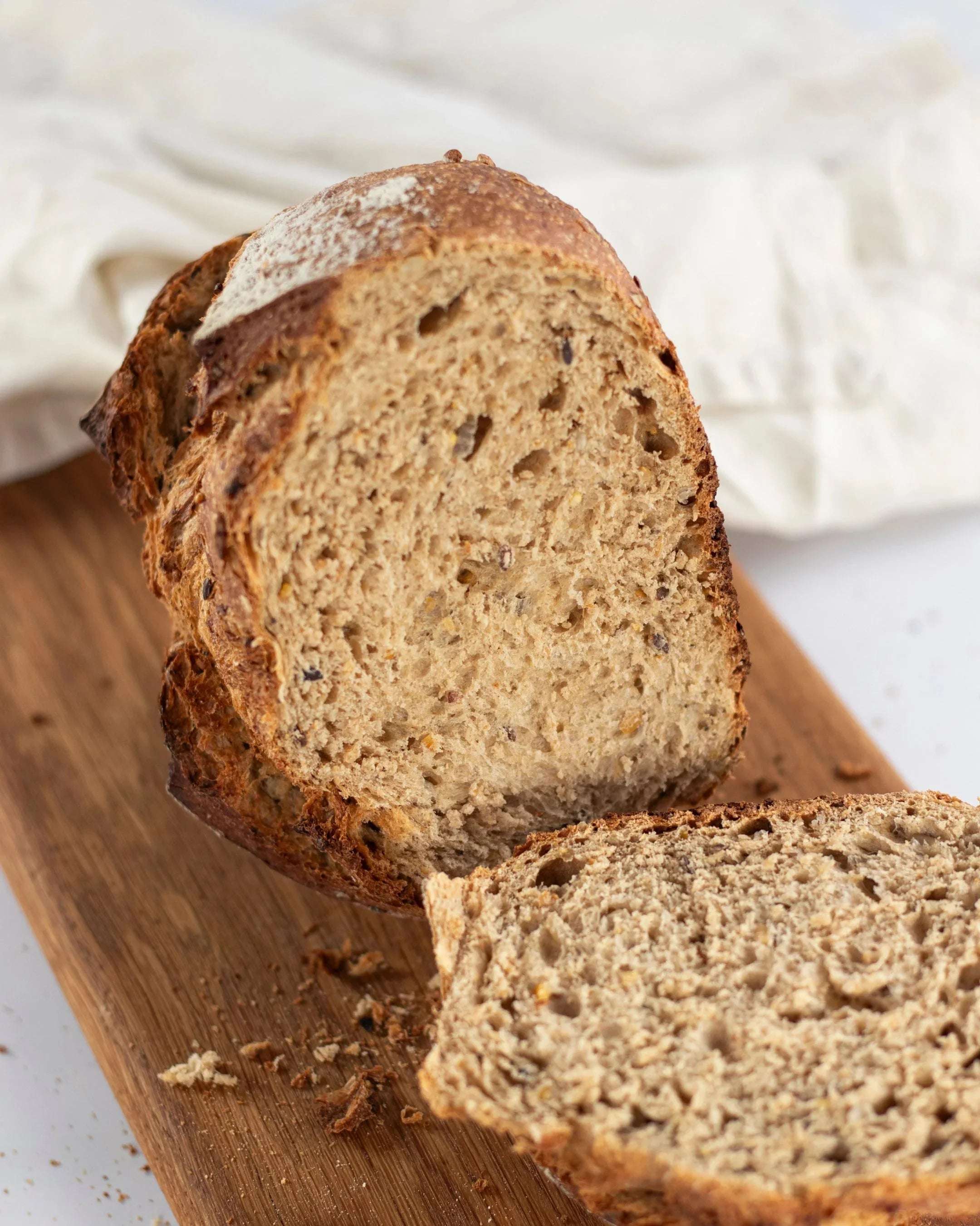 Pain Bûcheron Maison Vatelier coupé en tranches sur une planche en bois