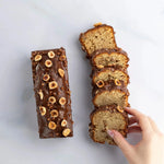 Cake au chocolat au lait et praliné Maison Vatelier, nappage chocolat et noisettes entières.