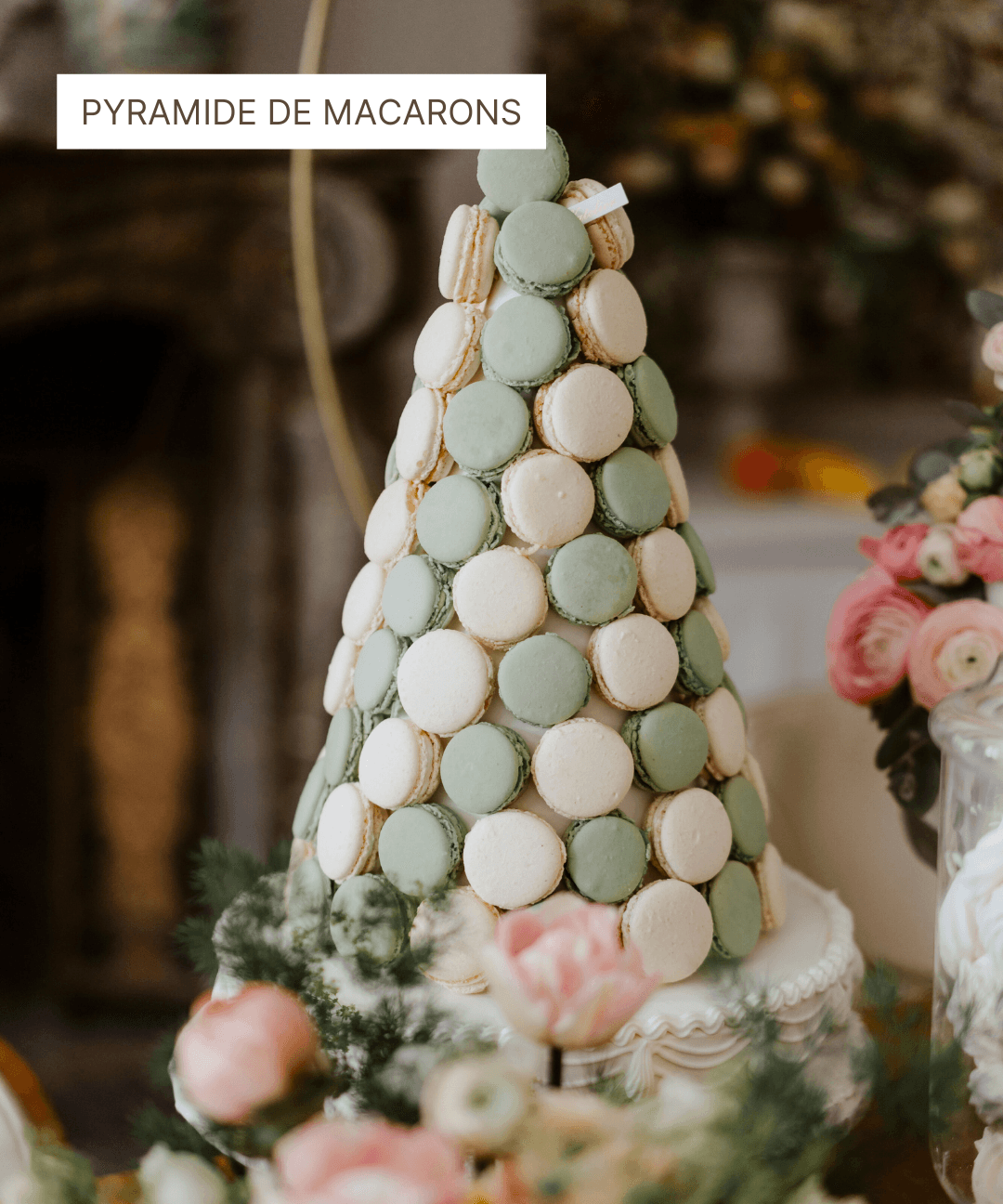 Pyramide de macarons verts et blancs sur un support décoré de fleurs