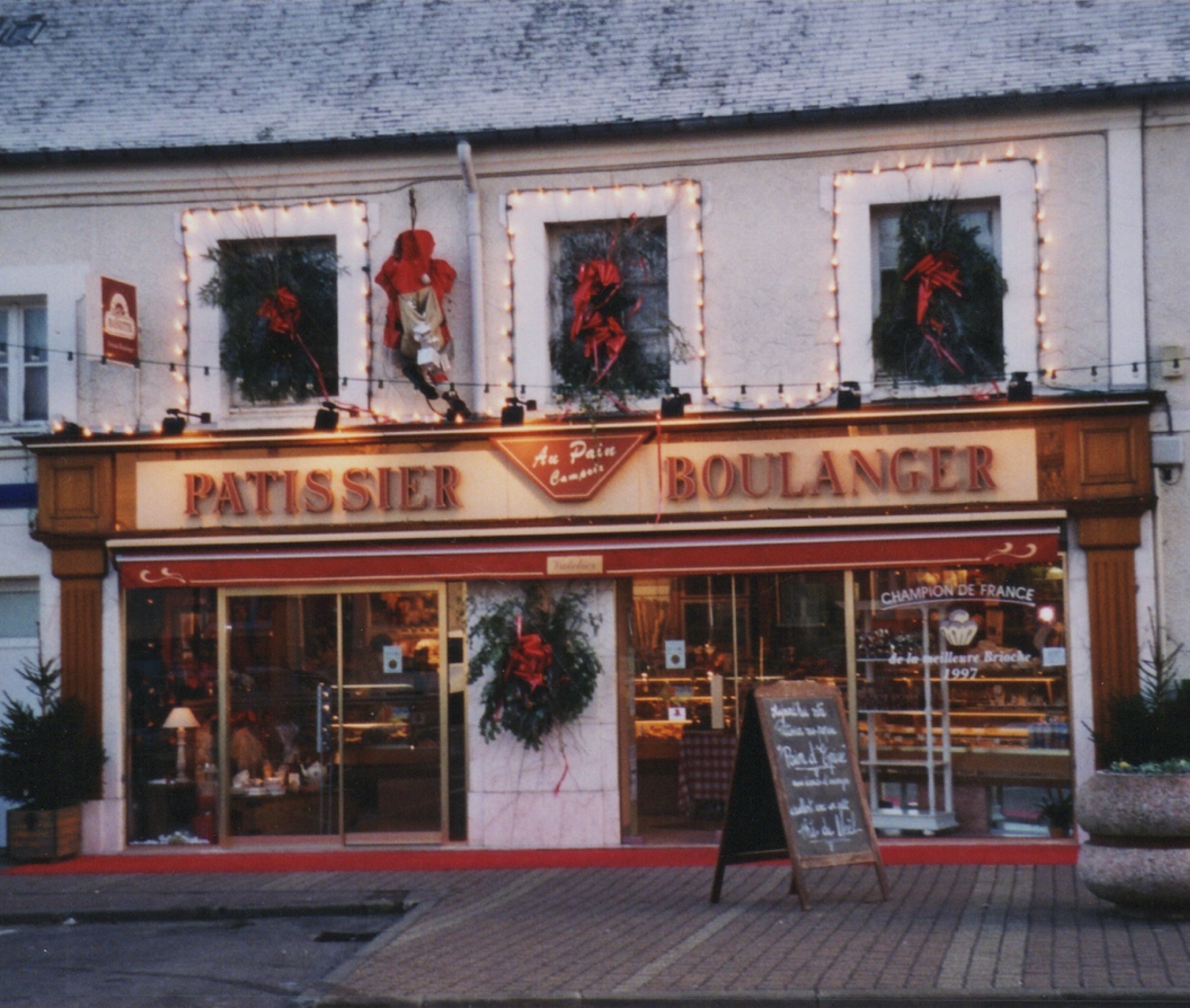 Façade d'une pâtisserie-boulangerie traditionnelle avec décorations de Noël.