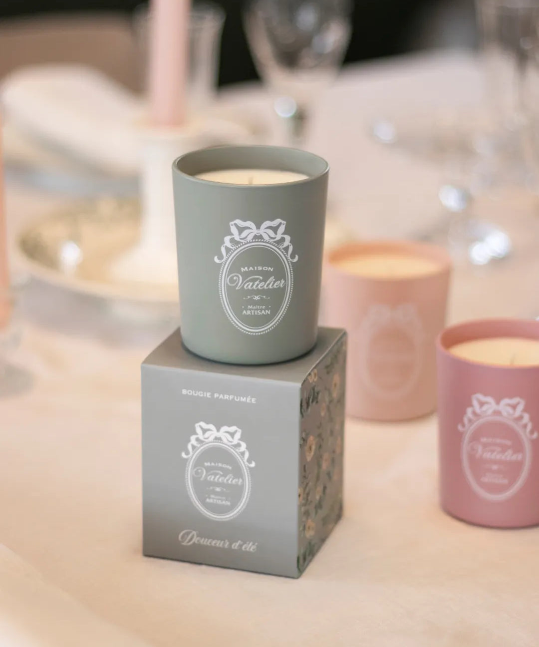 Bougie parfumée Douceur d'été Maison Vatelier dans son coffret gris et pots colorés.