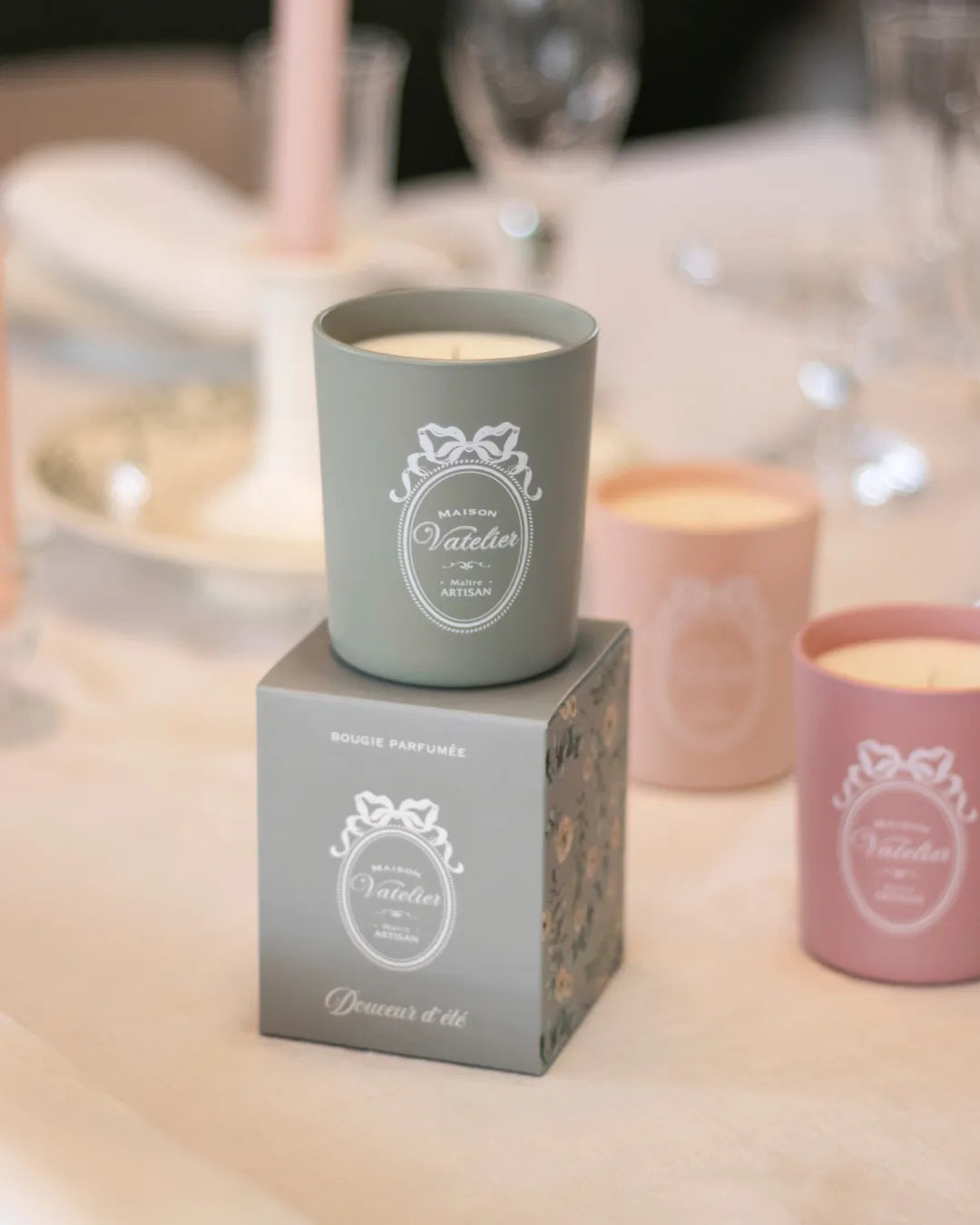 Bougie parfumée Douceur d'été Maison Vatelier dans son coffret gris et pots colorés.