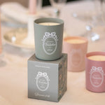 Bougie parfumée Douceur d'été Maison Vatelier dans son coffret gris et pots colorés.