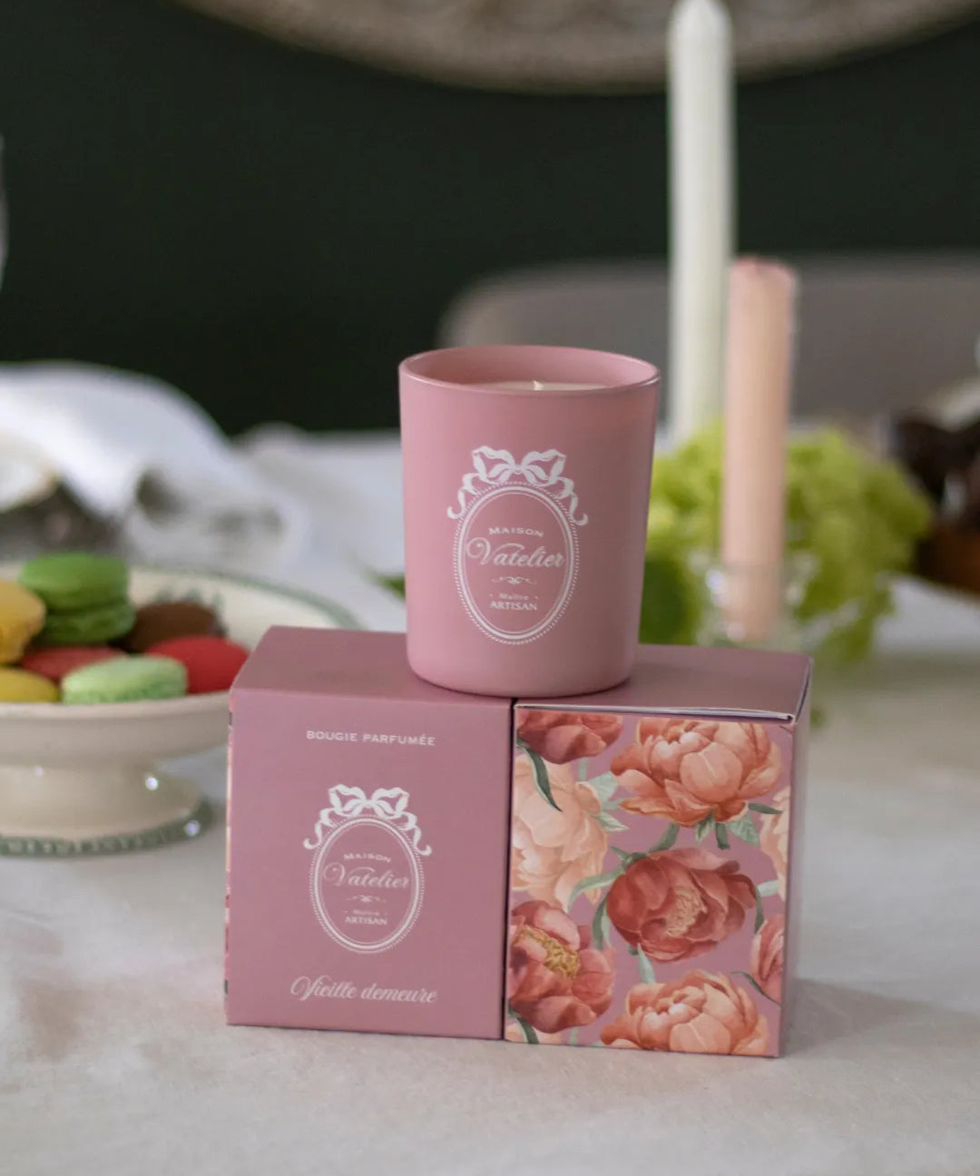 Bougie parfumée Vieille Demeure de Maison Vatelier dans son coffret rose à fleurs.