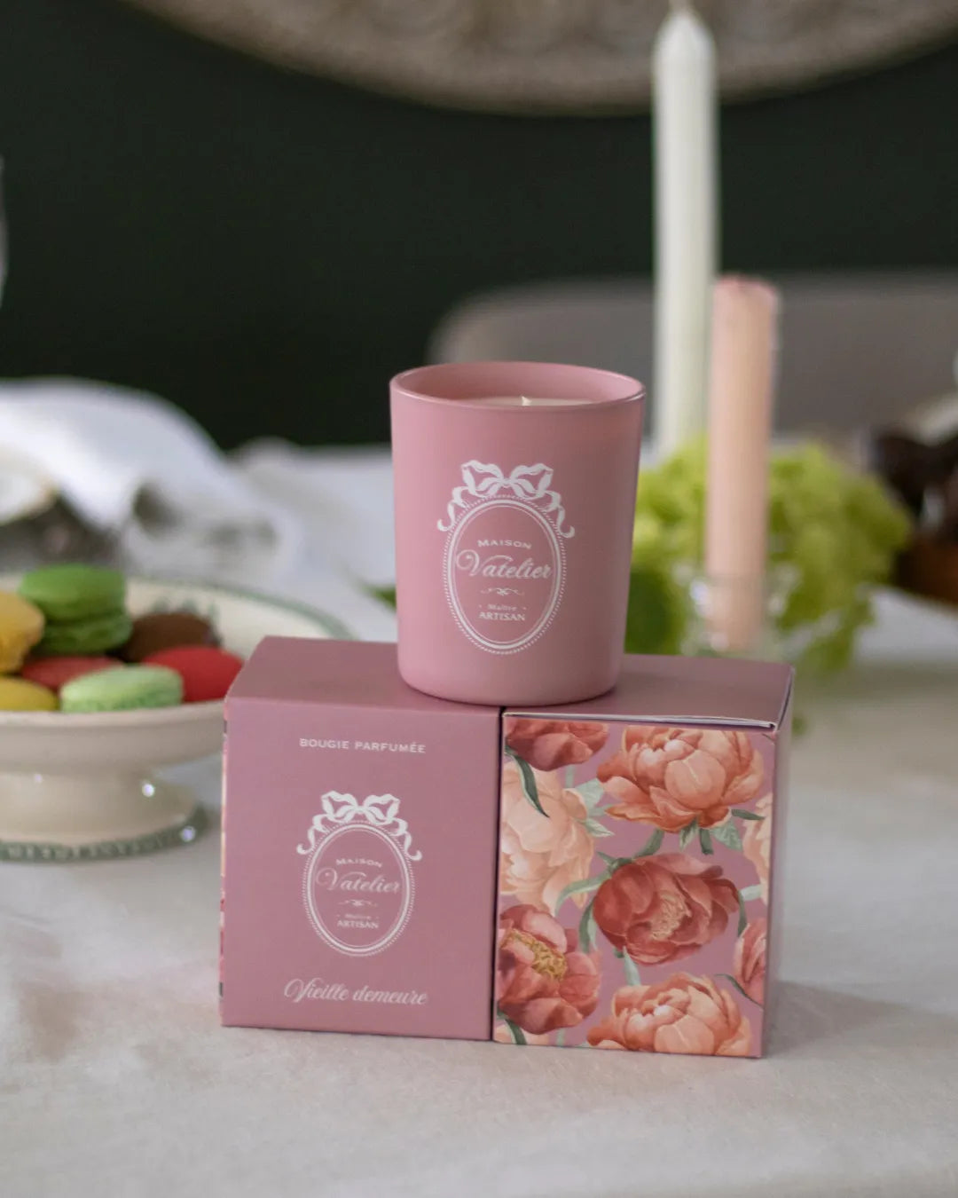 Bougie parfumée Vieille Demeure de Maison Vatelier dans son coffret rose à fleurs.