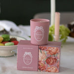 Bougie parfumée Vieille Demeure de Maison Vatelier dans son coffret rose à fleurs.